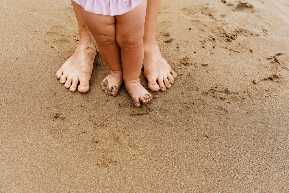 cómo bañar a un bebé en la playa